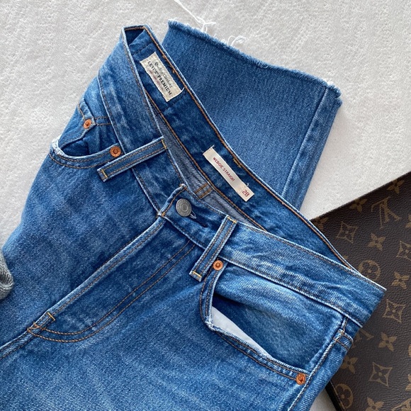 Levi’s Wedgie Straight Cropped Jeans - Picture 2 of 4